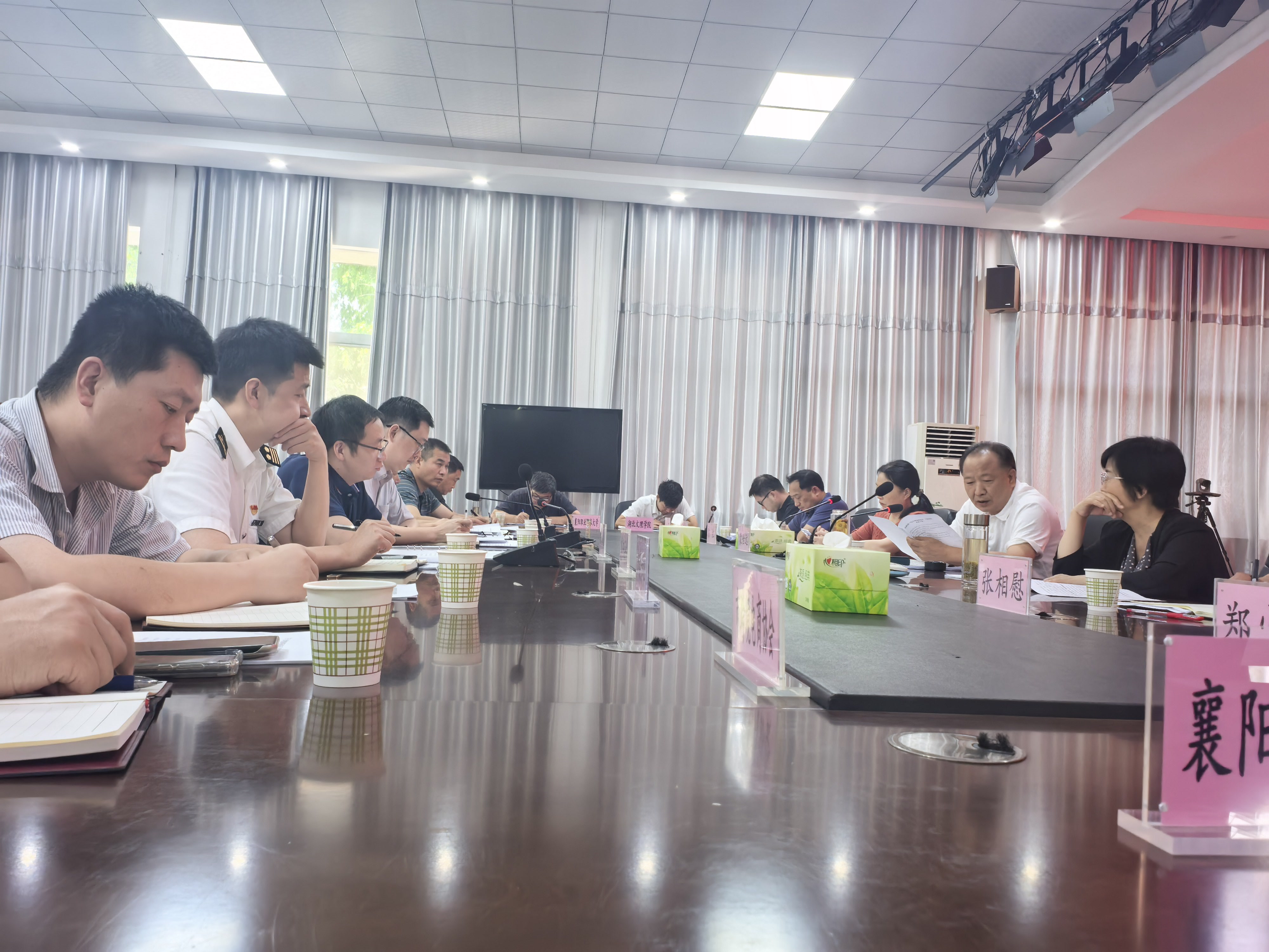 相关部门、行业协会、企业代表和专家学者交流发言