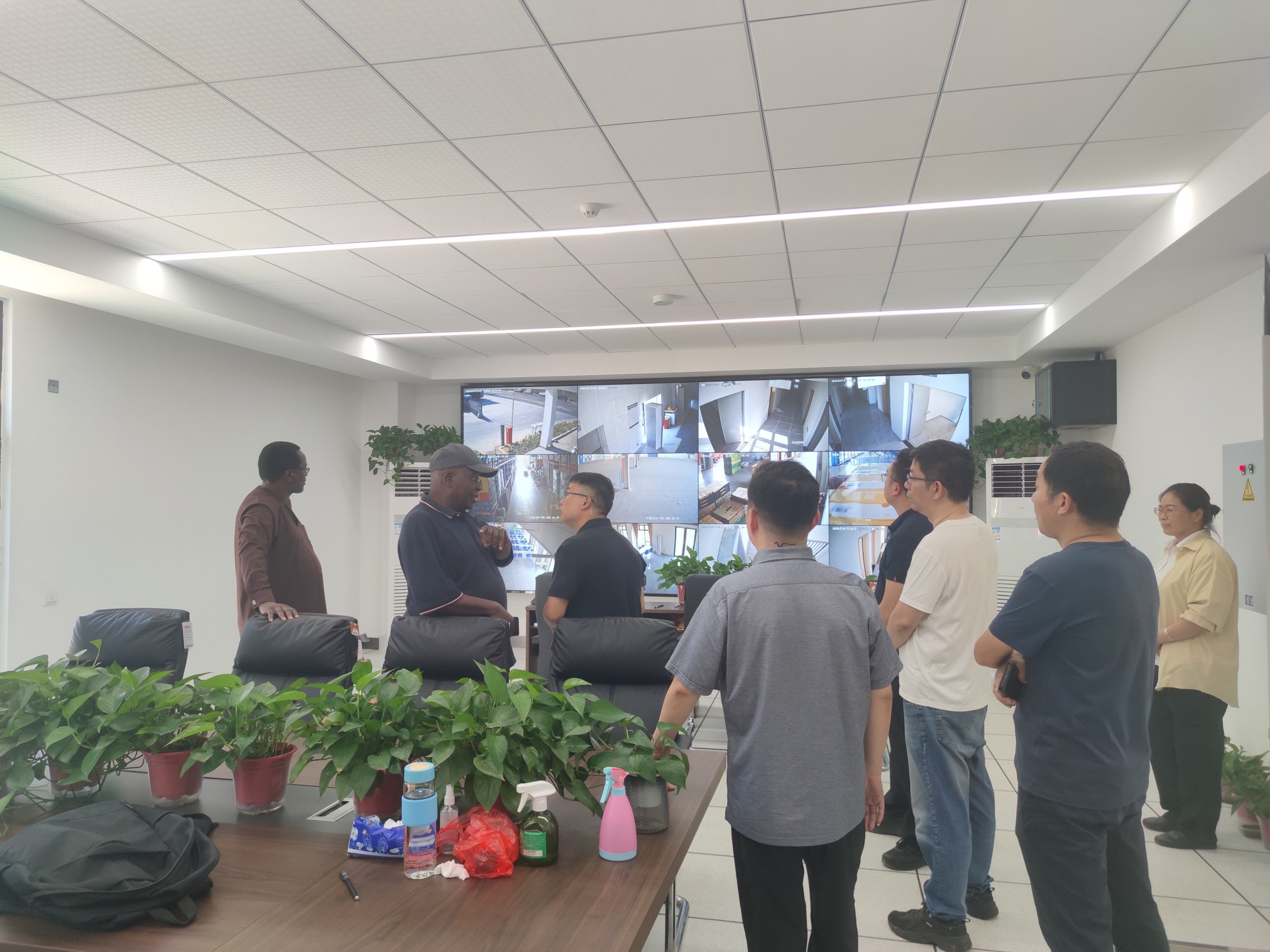 专家一行了解企业运营和智慧管理场景
