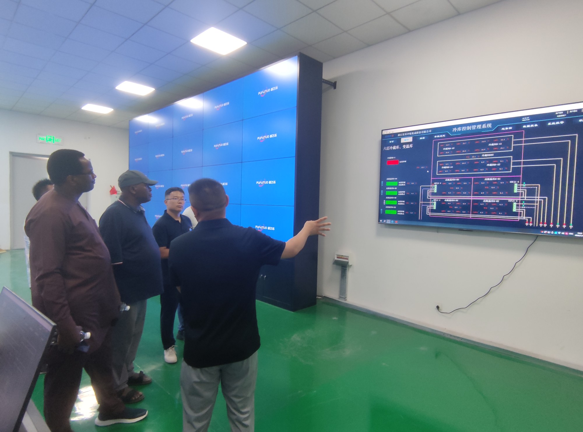 专家一行听取冷库控制系统介绍