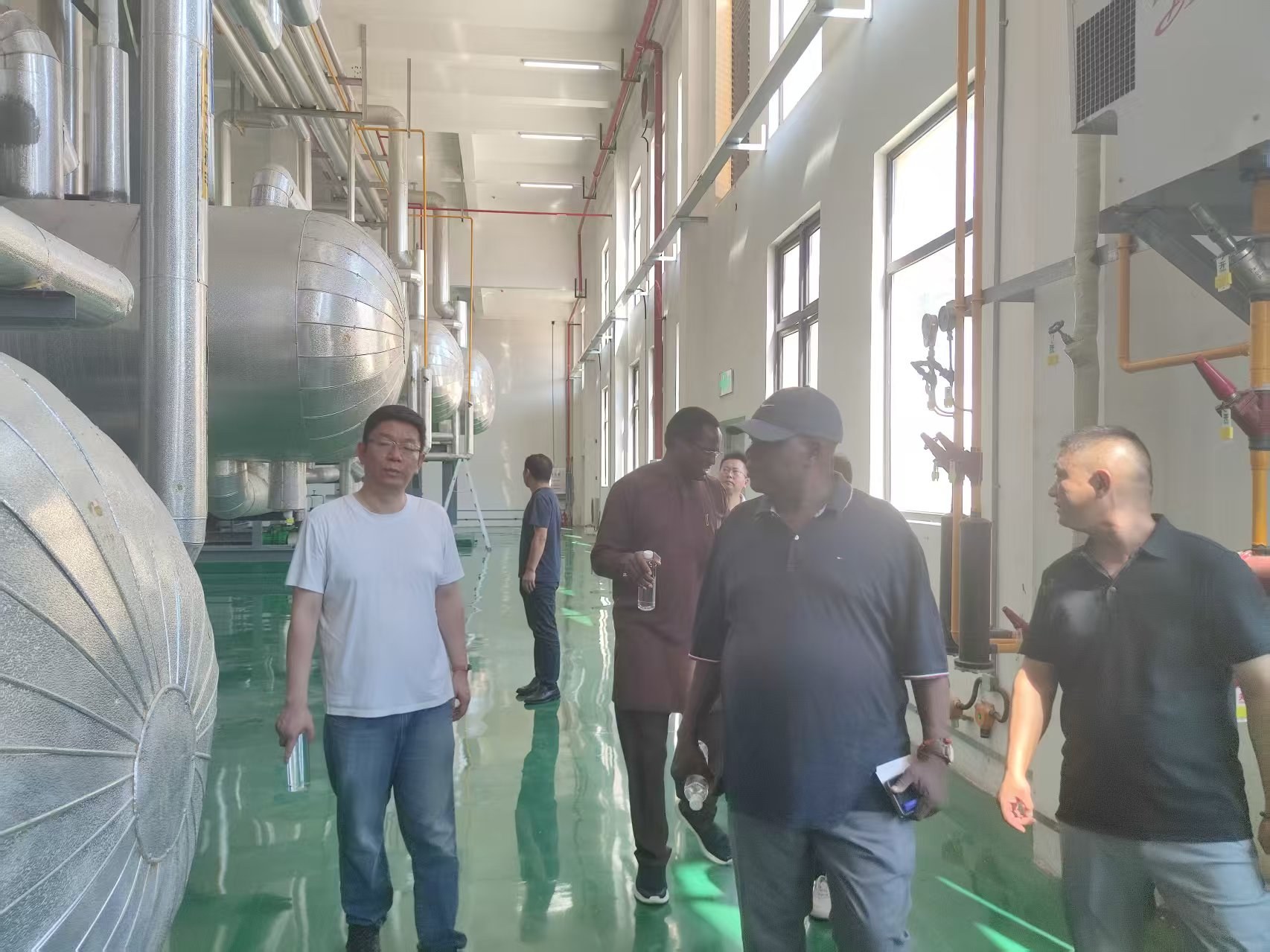 专家一行实地考察冷链设施