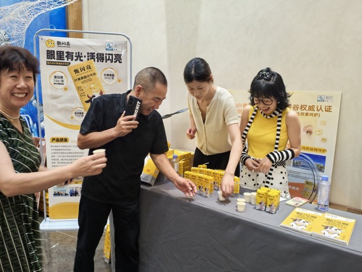 甄闪亮叶黄素酯水牛奶现场展示与品鉴