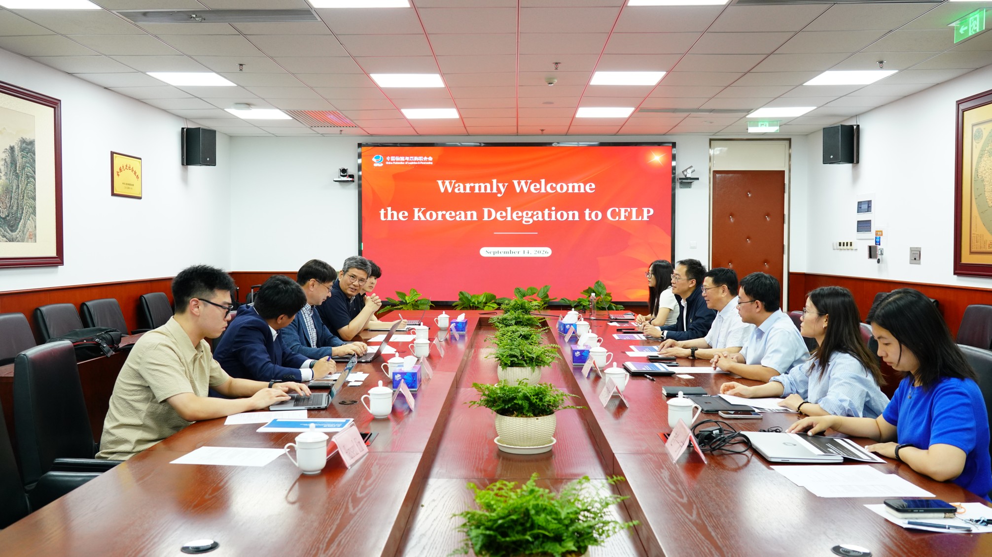 崔忠付与韩国物流标准化专家代表团进行座谈