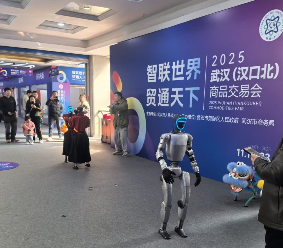 襄阳市物流协会应邀出席2025汉交会 共话AI赋能物流新发展现场图片6
