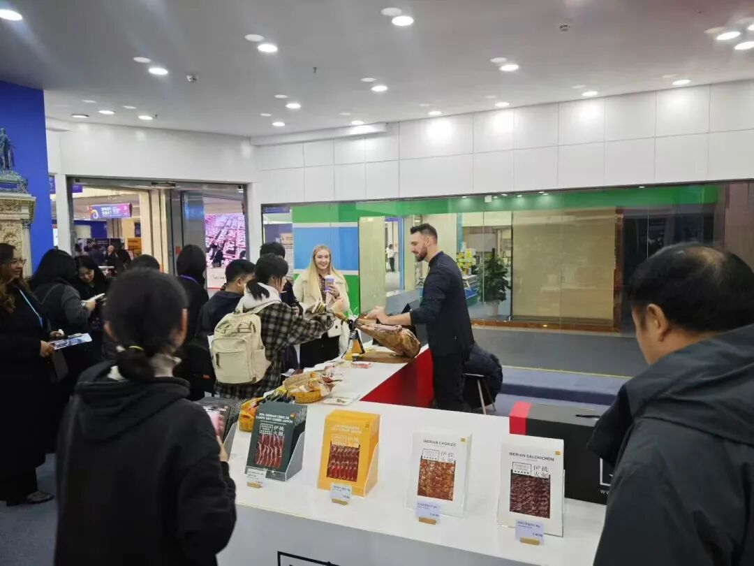 襄阳市物流协会应邀出席2025汉交会 共话AI赋能物流新发展现场图片8