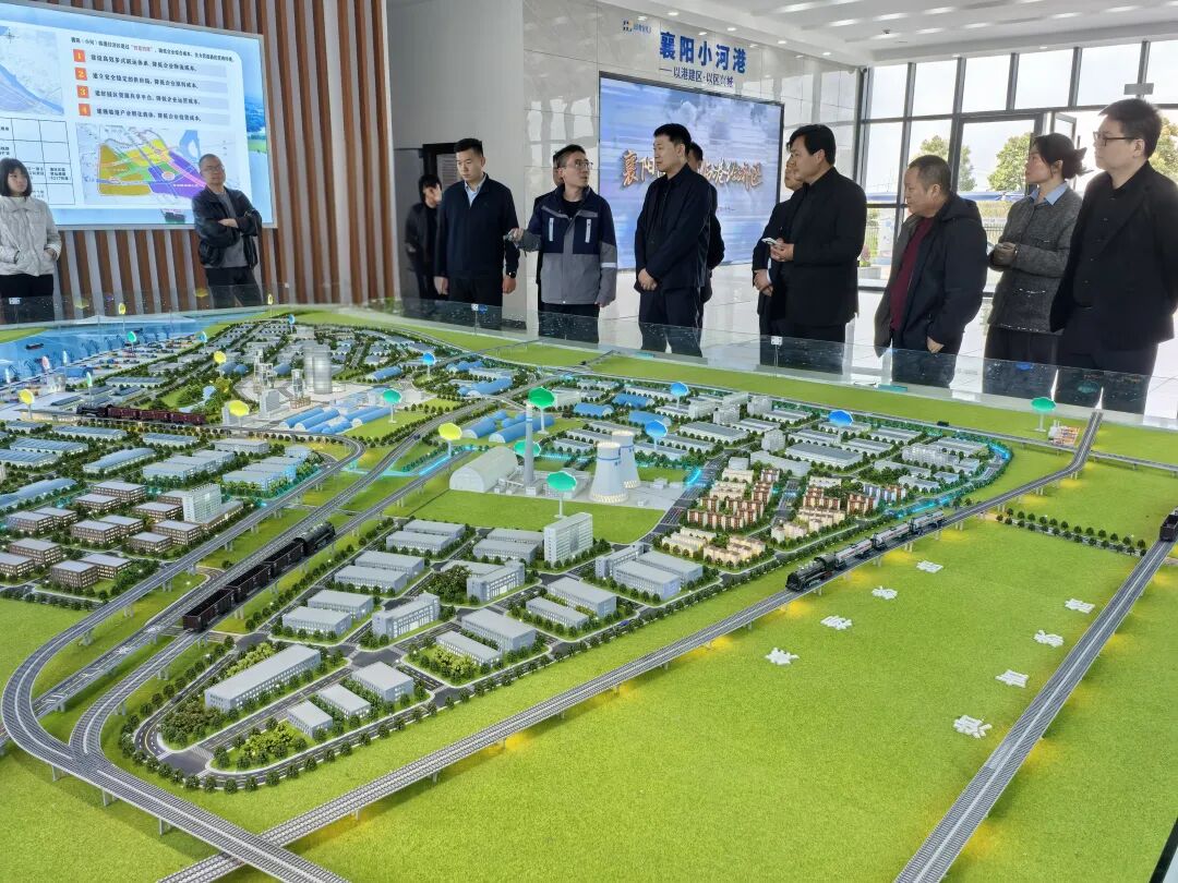 代表团考察襄阳港小河港区综合码头